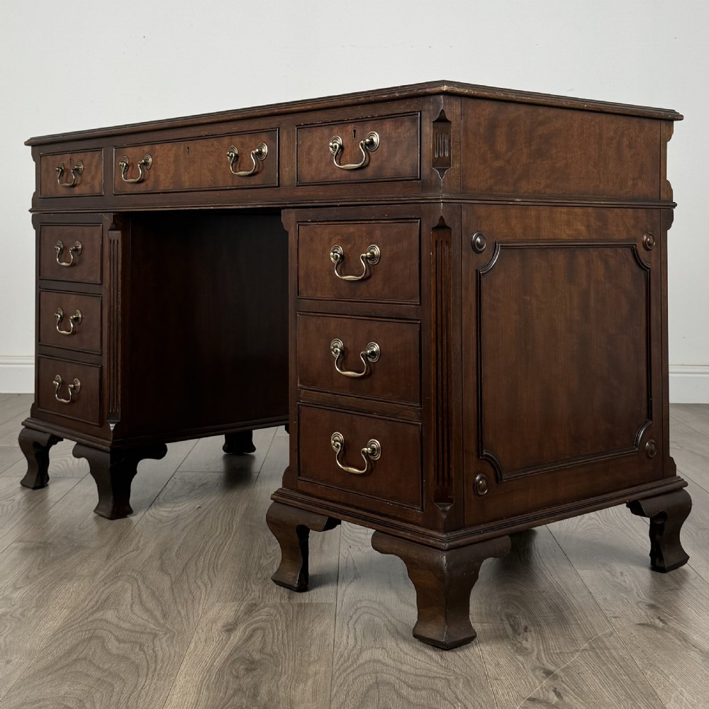 Antique 20th Century Pedestal Desk In Mahogany 
 View II