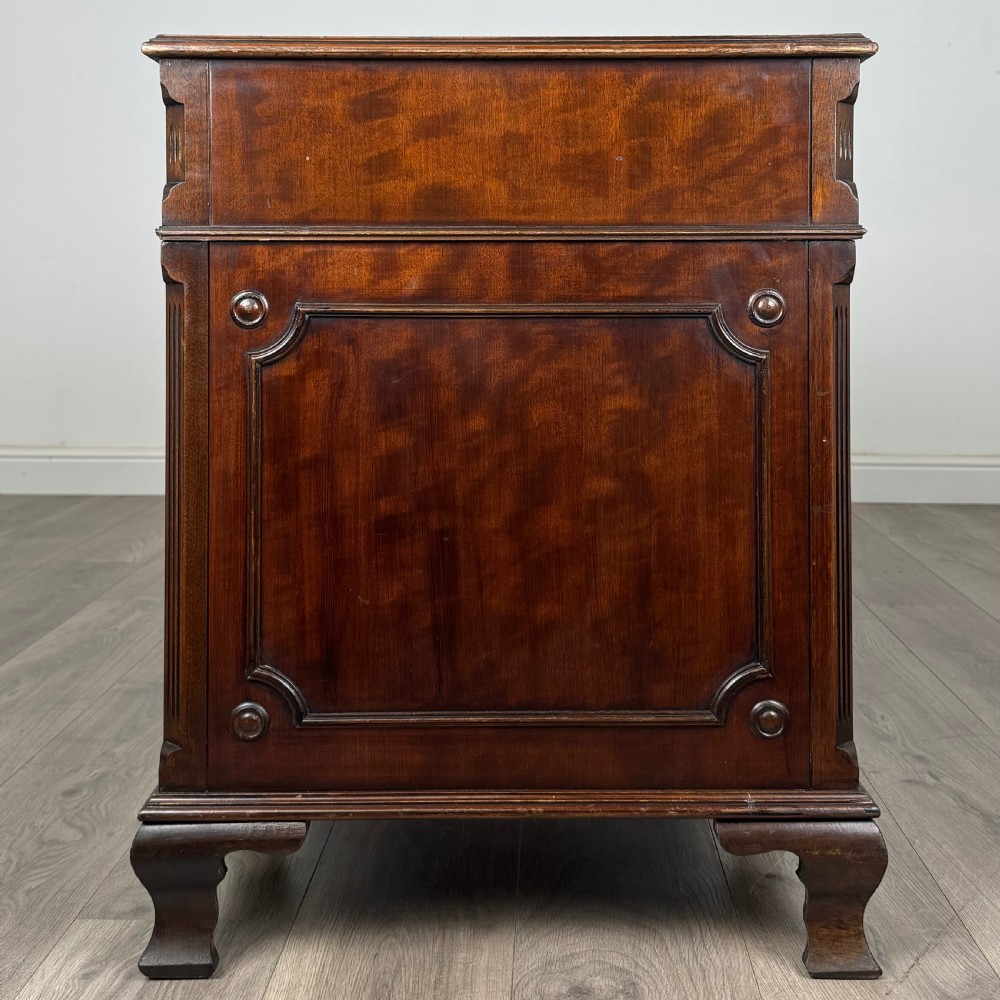 Antique 20th Century Pedestal Desk In Mahogany 
 View VII
