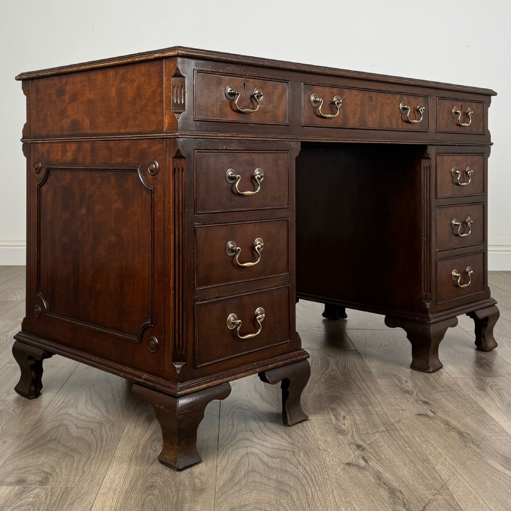 Antique 20th Century Pedestal Desk In Mahogany 
 View IX