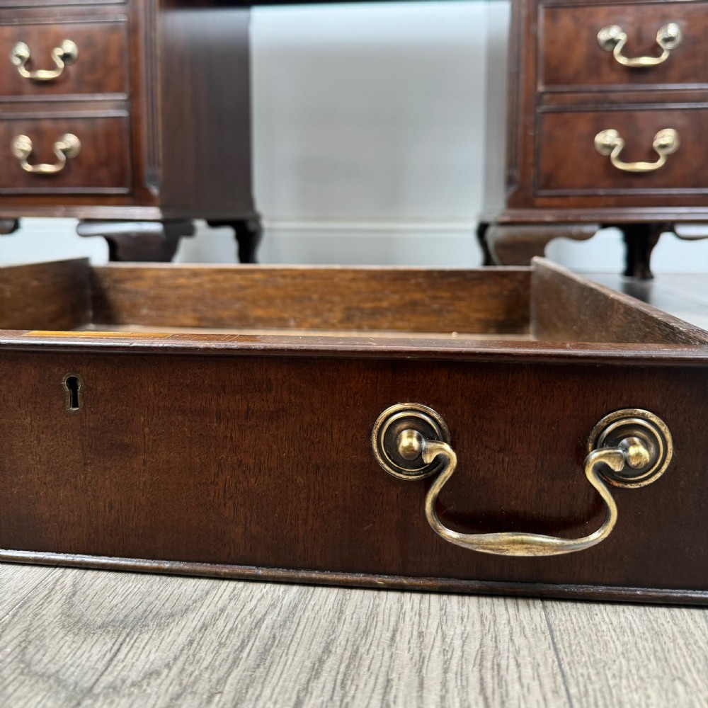 Antique 20th Century Pedestal Desk In Mahogany 
 View X