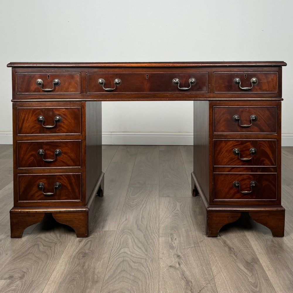 Antique 20th Century Pedestal Desk In Mahogany 