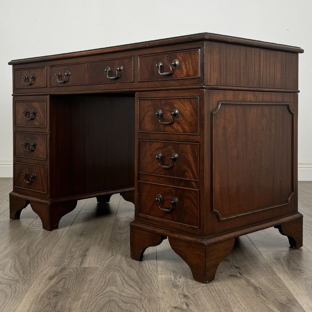Antique 20th Century Pedestal Desk In Mahogany  View II