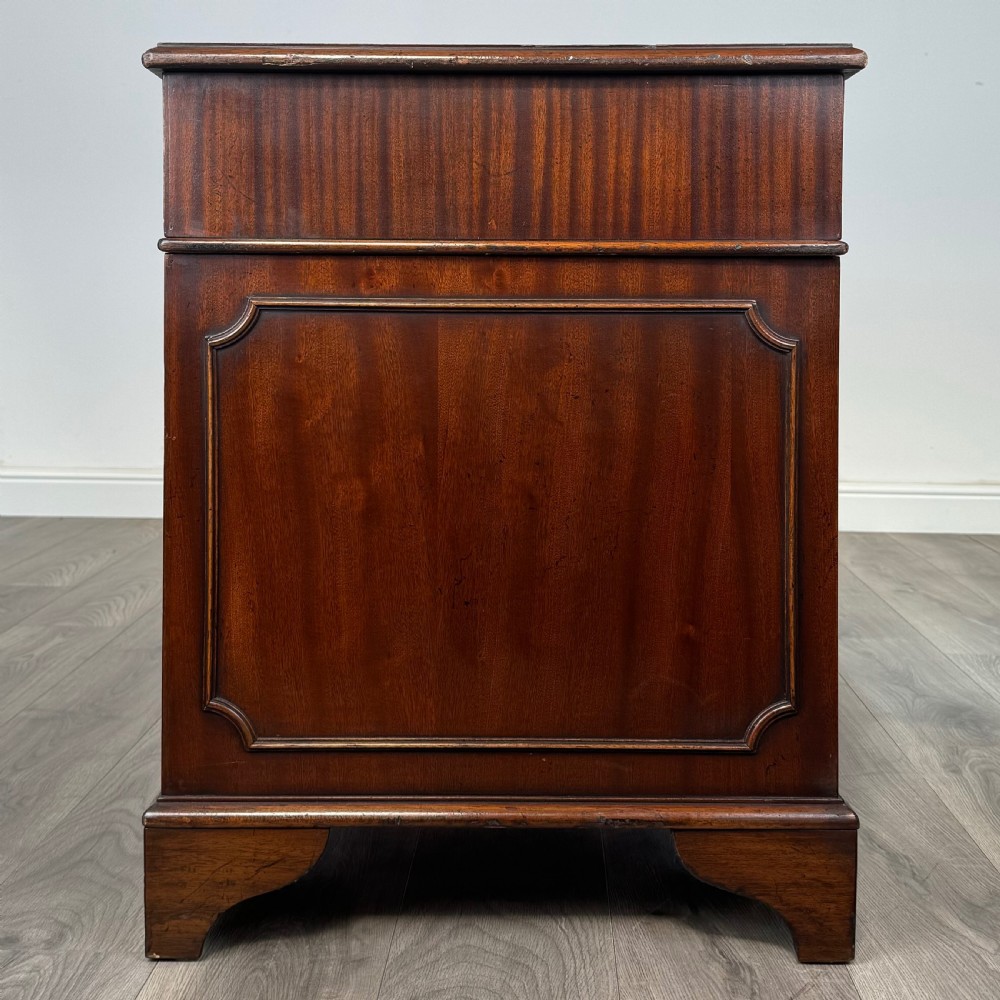 Antique 20th Century Pedestal Desk In Mahogany  View III
