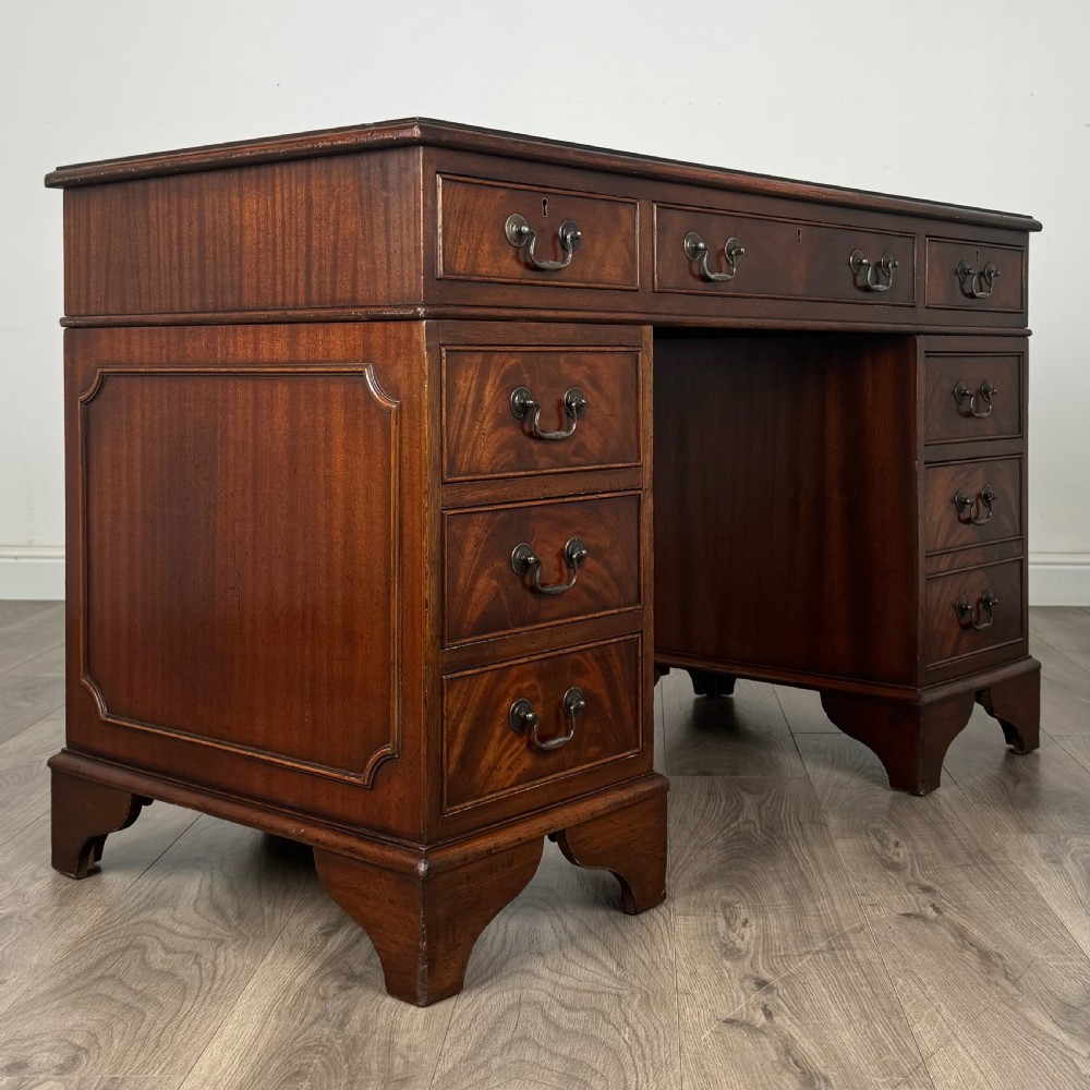Antique 20th Century Pedestal Desk In Mahogany  View VIII
