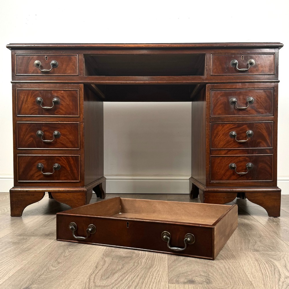 Antique 20th Century Pedestal Desk In Mahogany  View X