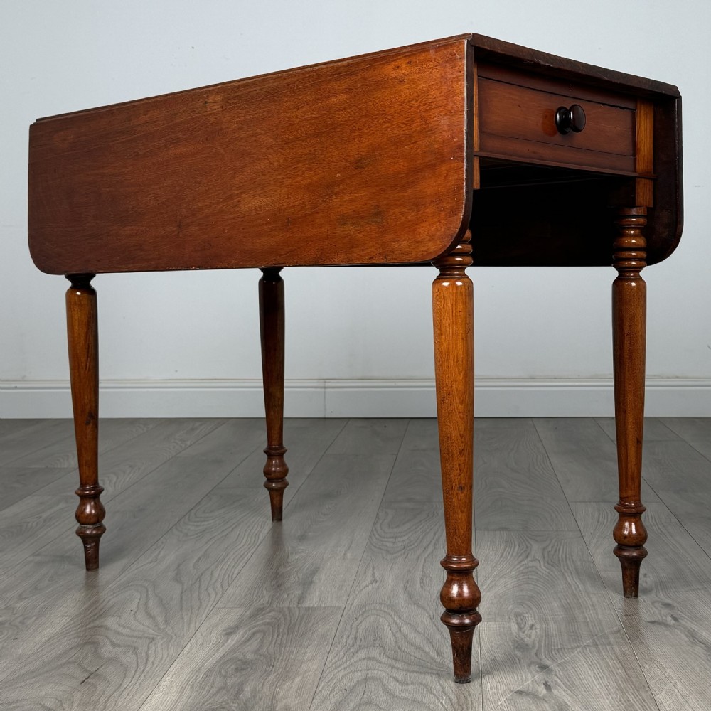 Antique 19th Century Pembroke Table In Mahogany 

