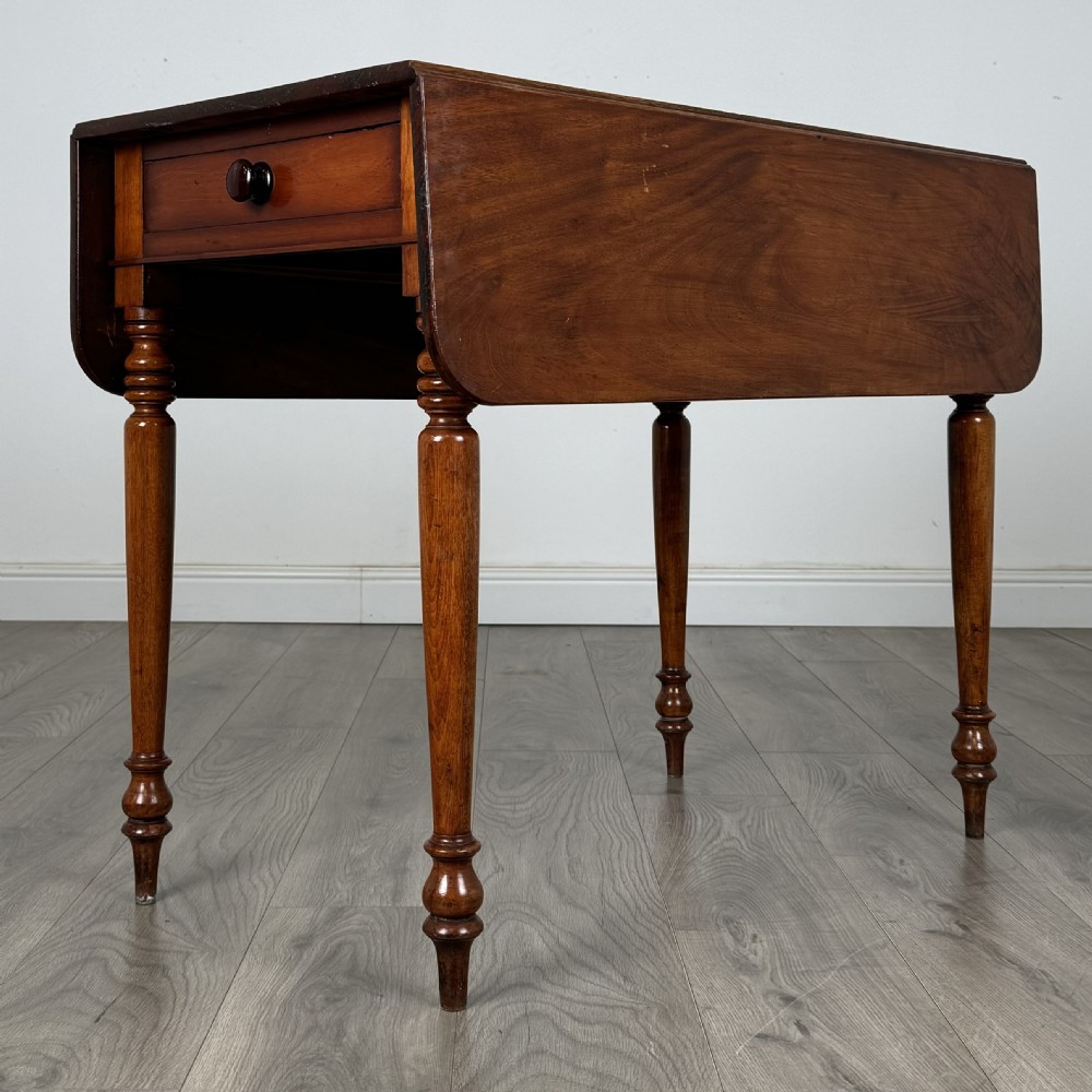 Antique 19th Century Pembroke Table In Mahogany 
 View III