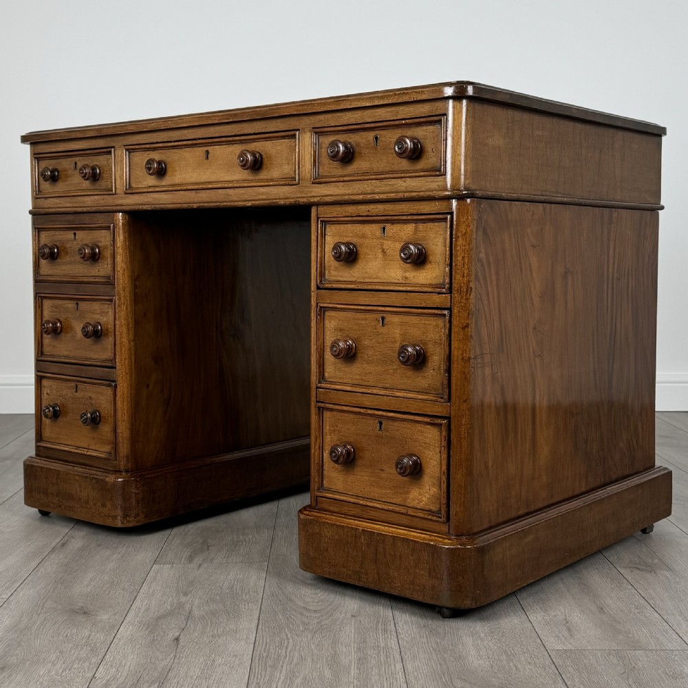 Antique 19th Century Good Quality Pedestal Desk In Mahogany 
 View II