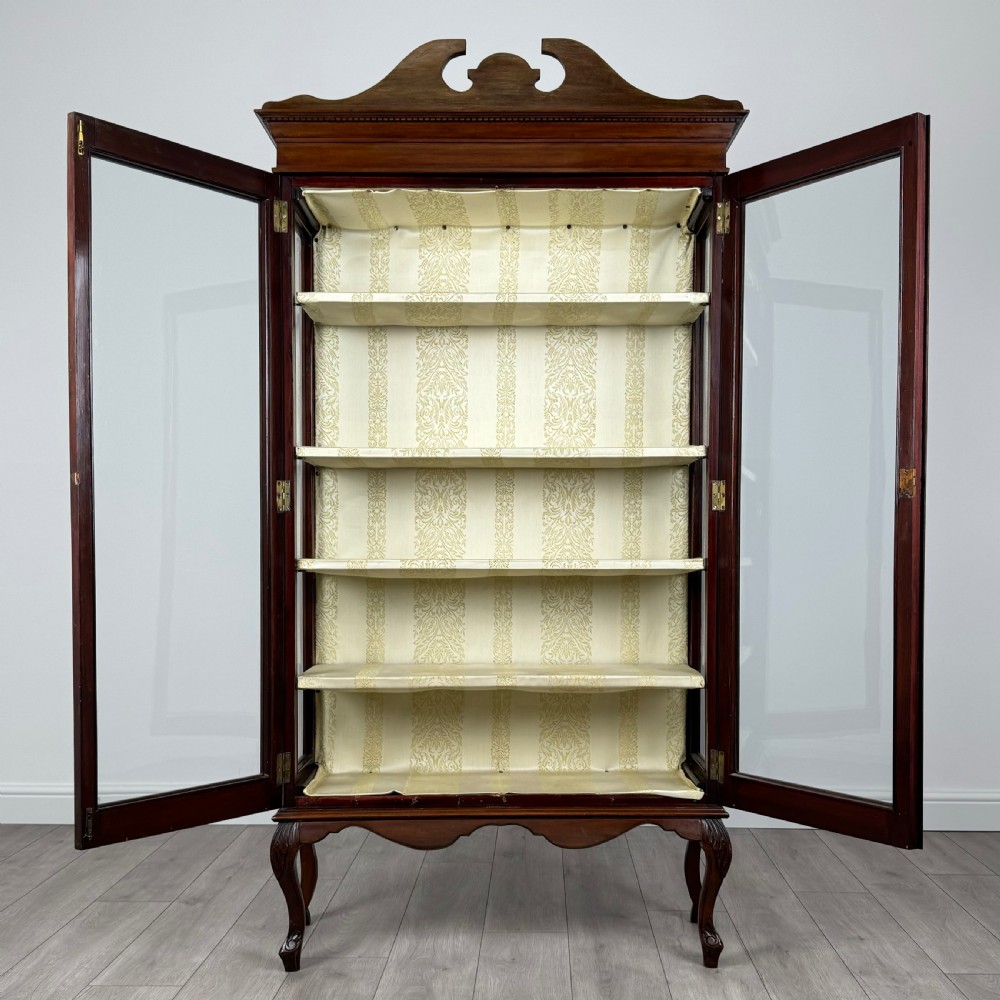 Antique 20th Century Display Cabinet In Mahogany 
 View II