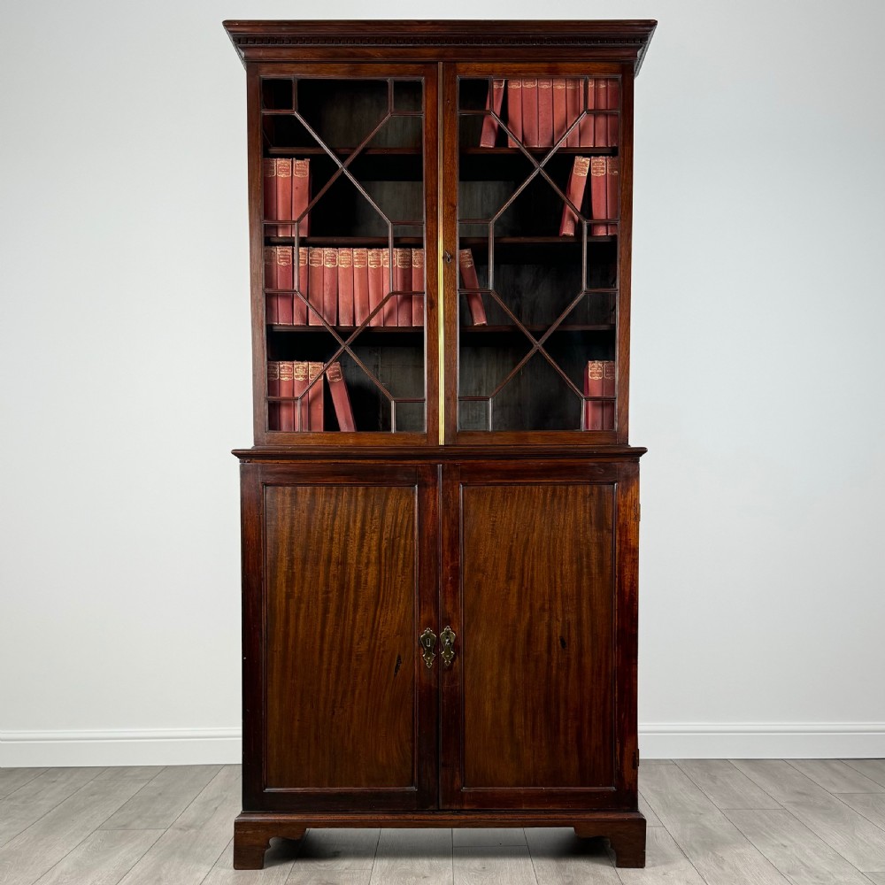 Antique 18th Century Bookcase Of Finest Quality In Mahogany 