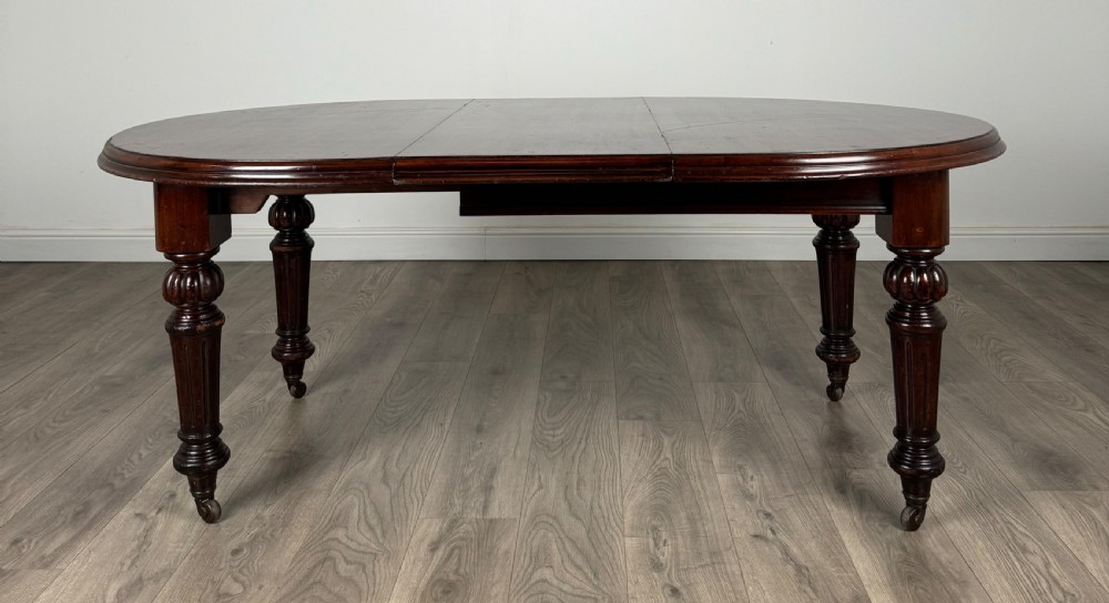 Antique Fine Quality 19th Century Dining Table In Mahogany 