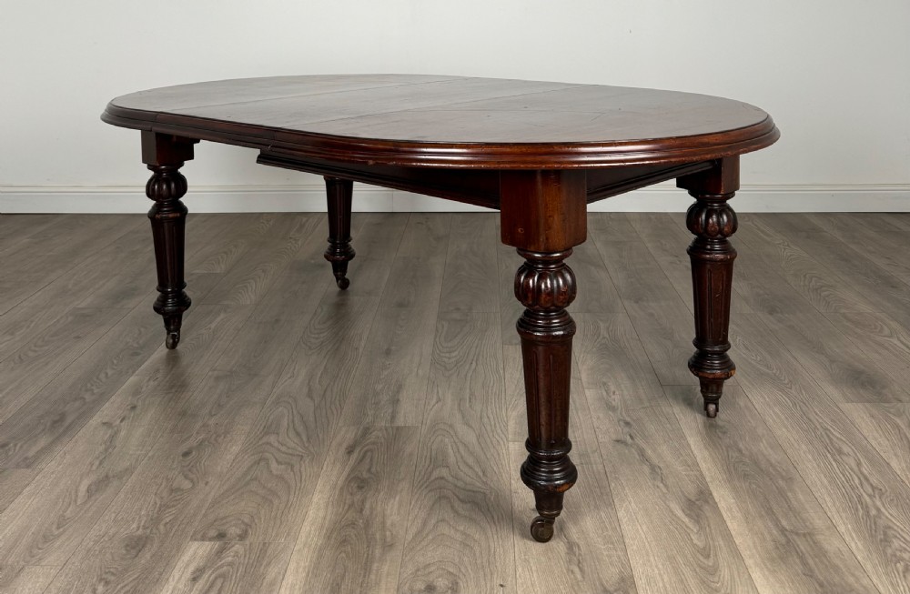Antique Fine Quality 19th Century Dining Table In Mahogany  View II