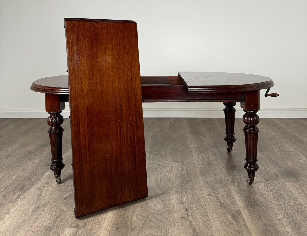 Antique Fine Quality 19th Century Dining Table In Mahogany  View III
