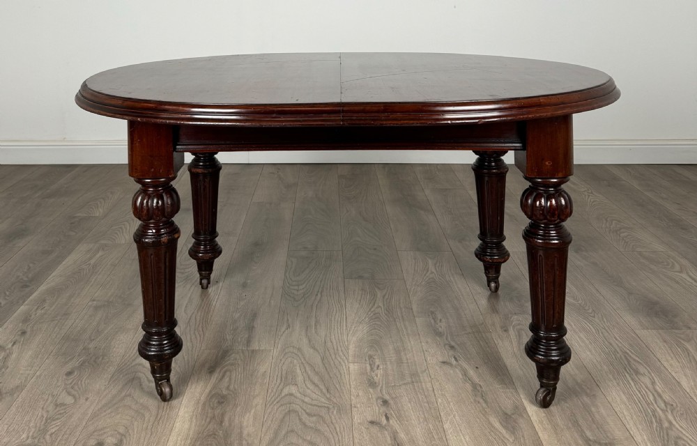 Antique Fine Quality 19th Century Dining Table In Mahogany  View IV