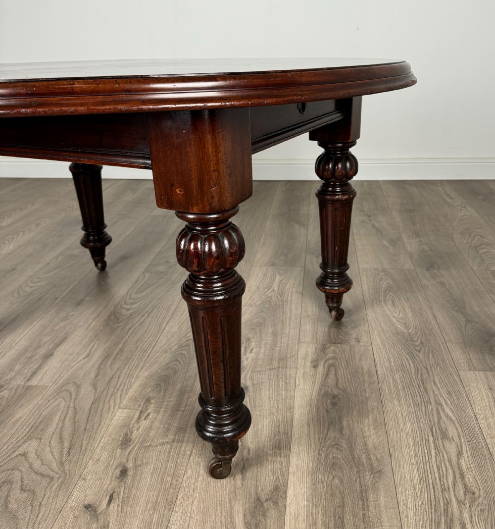 Antique Fine Quality 19th Century Dining Table In Mahogany  View VI