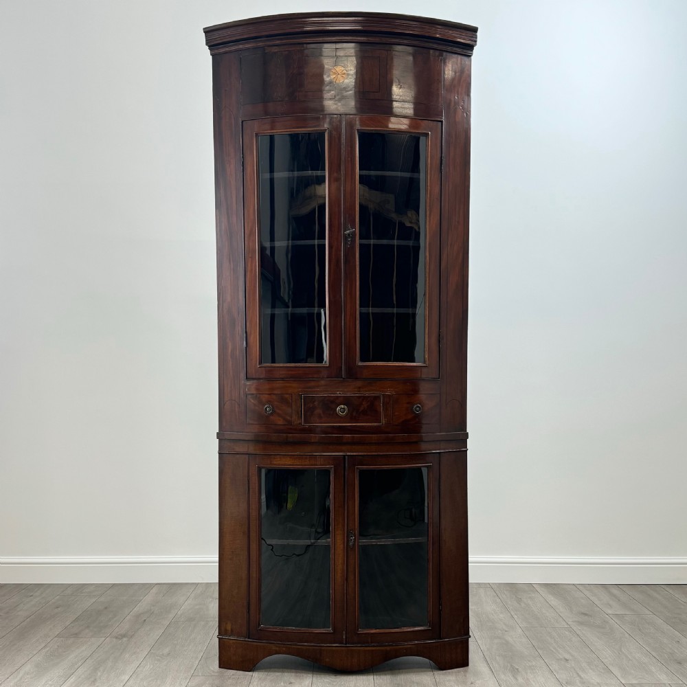 Antique 18th Century Bow Front Corner Cabinet In Mahogany