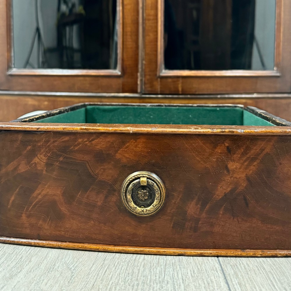 Antique 18th Century Bow Front Corner Cabinet In Mahogany View VII