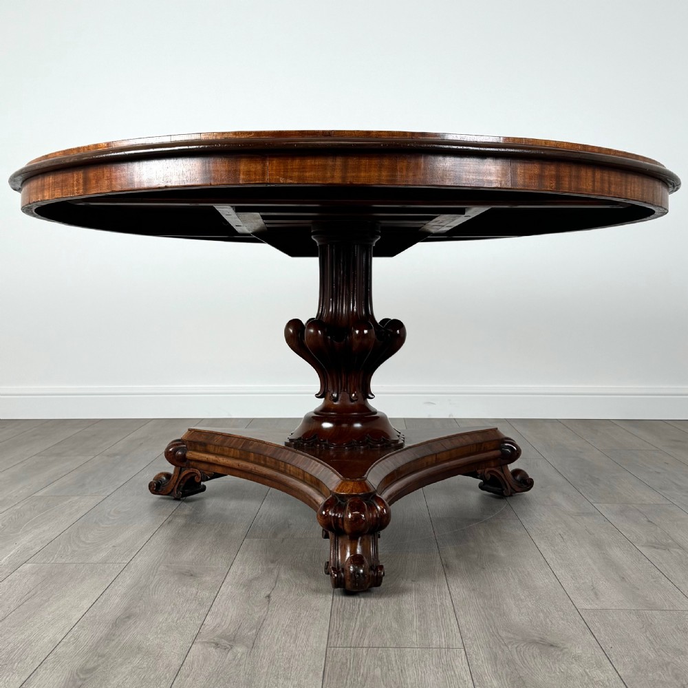 Antique 19th Century Round Tilt Top Table In Mahogany