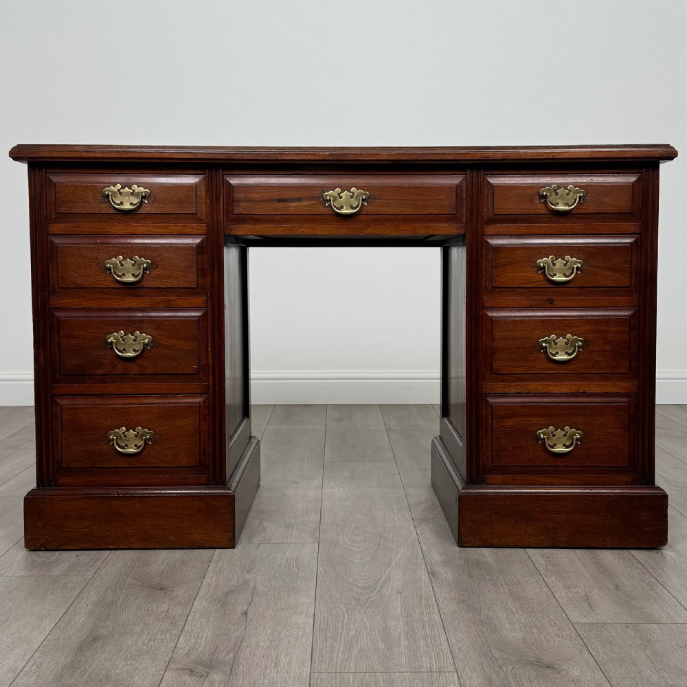  Antique 20th Century Pedestal Desk In Walnut 
