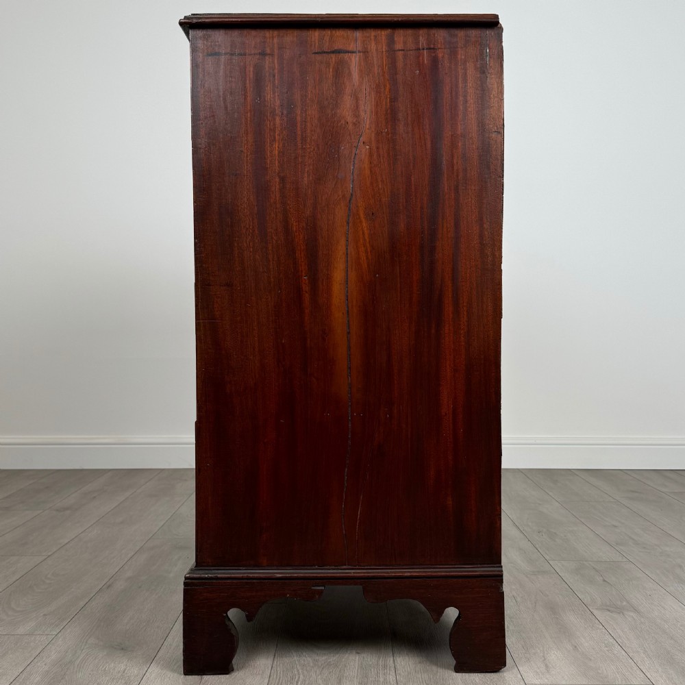 Antique 18th Century Fine Quality Chest Of Drawers In Mahogany  View III