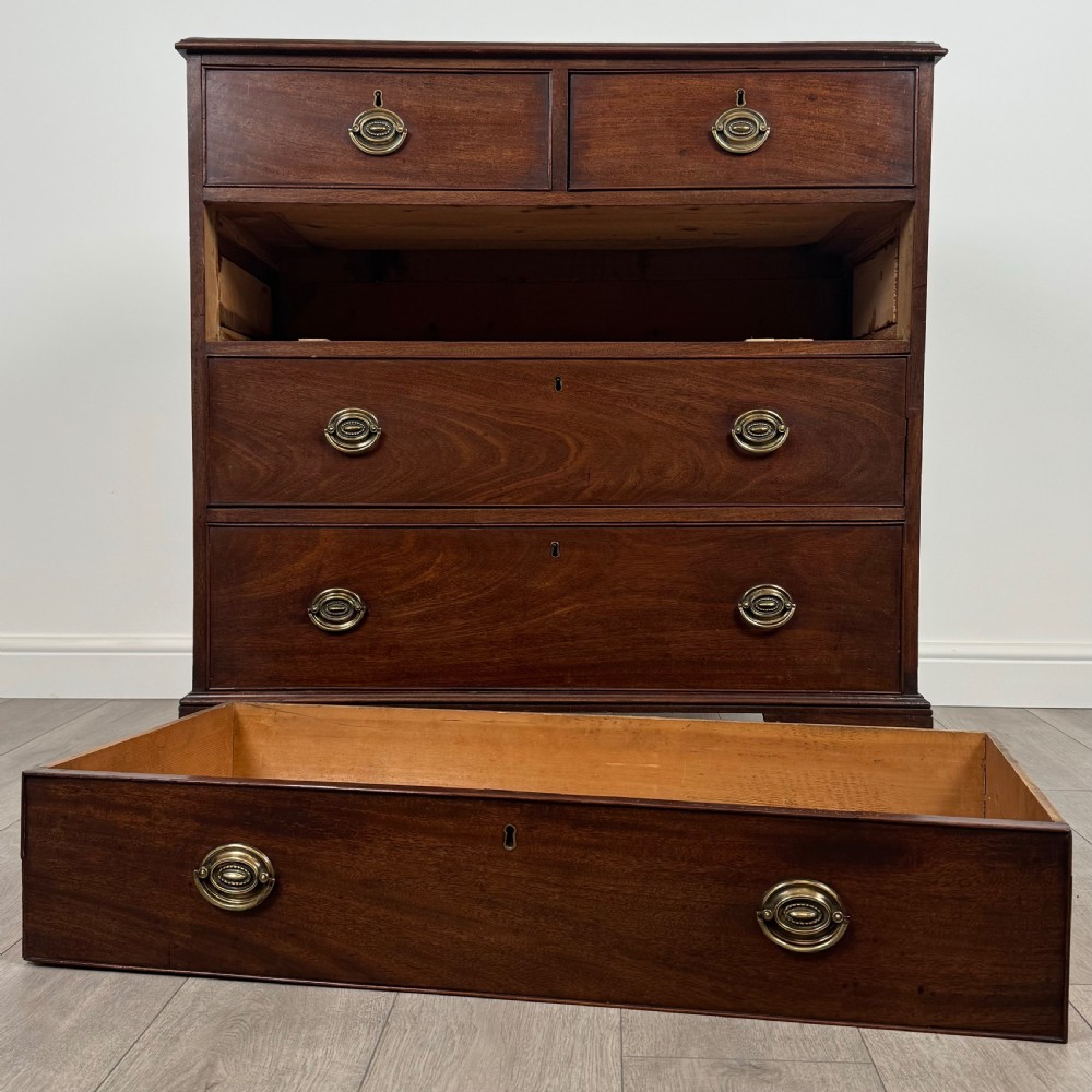 Antique 18th Century Fine Quality Chest Of Drawers In Mahogany  View X