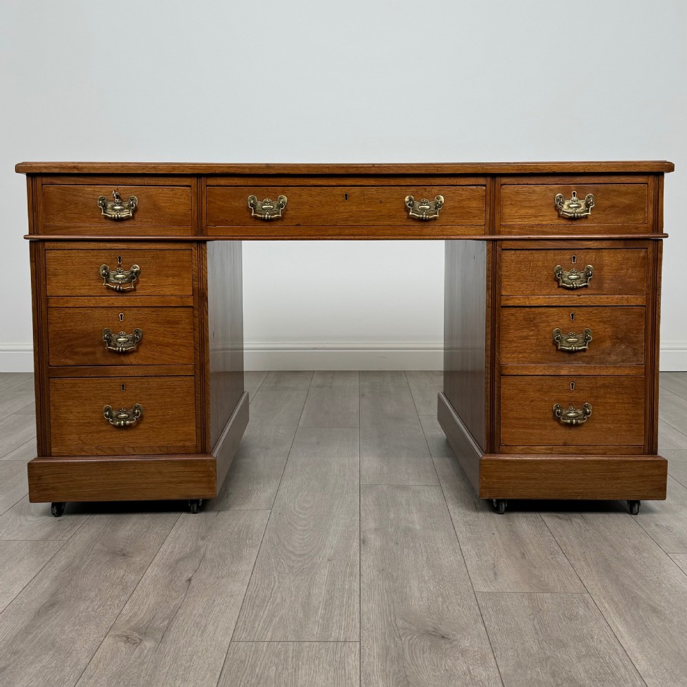 Antique 19th Century Fine Quality Pedestal Desk In Walnut