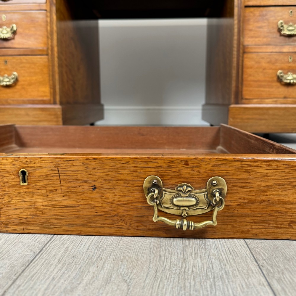 Antique 19th Century Fine Quality Pedestal Desk In Walnut View XII