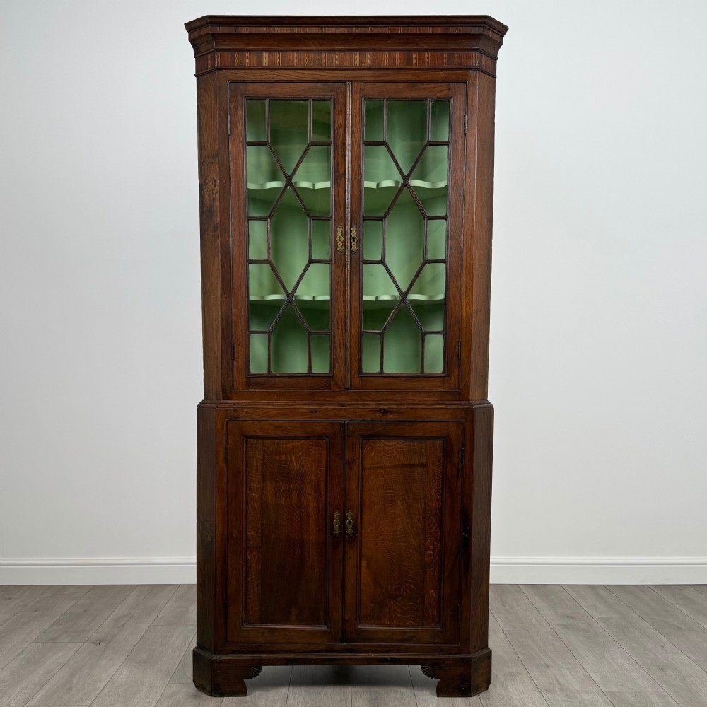 Antique 18th Century Fine Quality Corner Cabinet In Oak