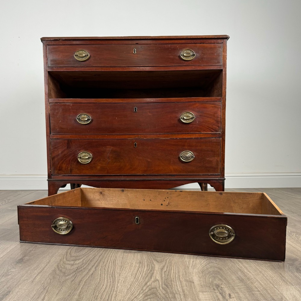  Antique 18th Century Chest Of Drawers In Mahogany  View X