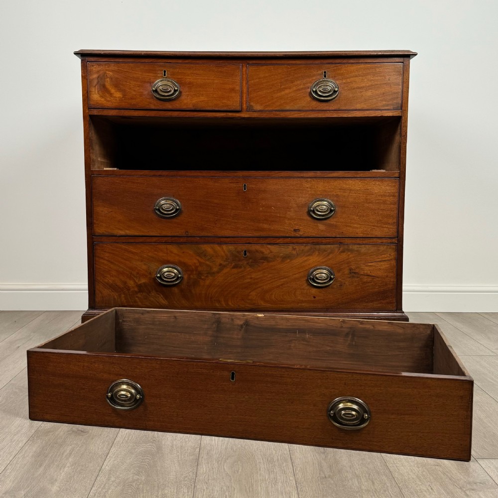  Antique 18th Century Chest Of Drawers In Mahogany  View X