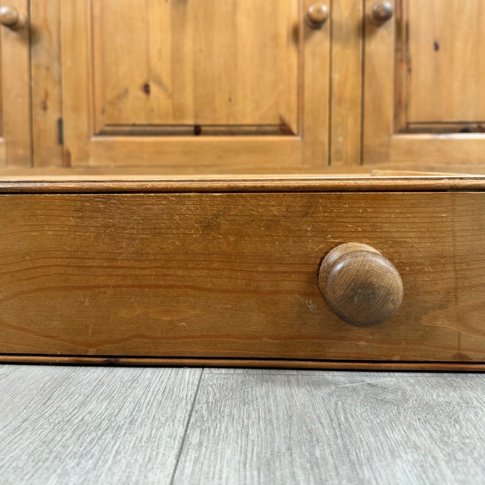  Vintage 20th Century Fine Quality Large Sideboard In Pine  View XII