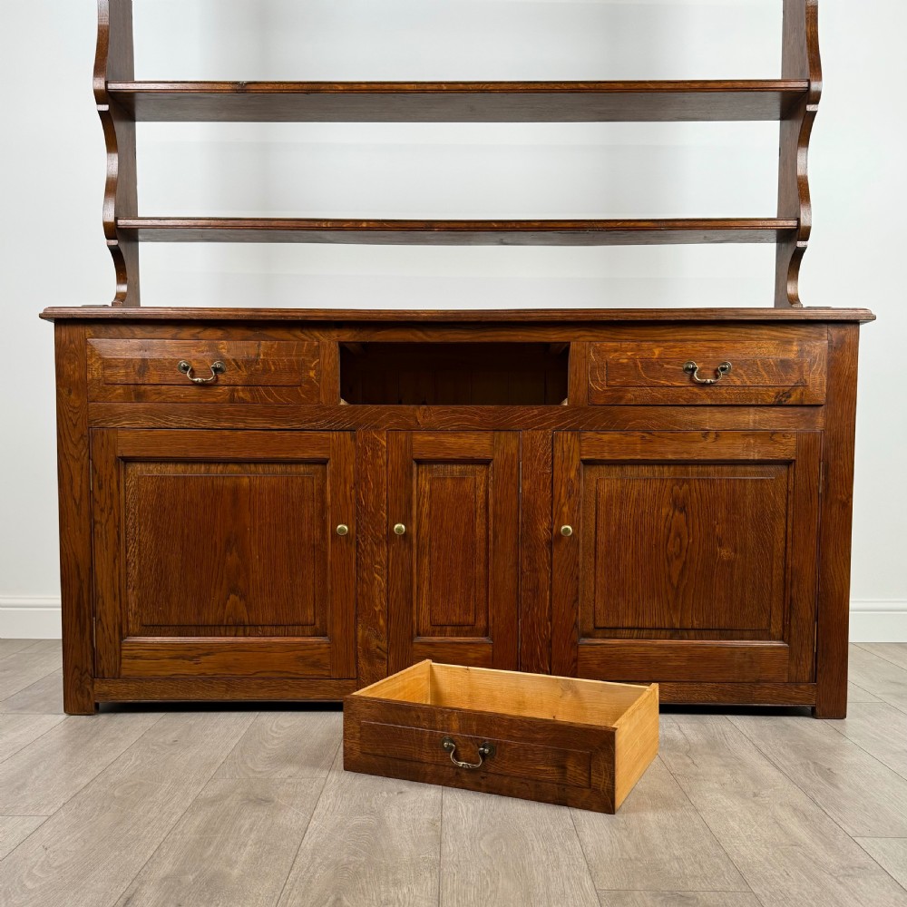 Antique 20th Century Fine Quality Dresser In Oak  View XI