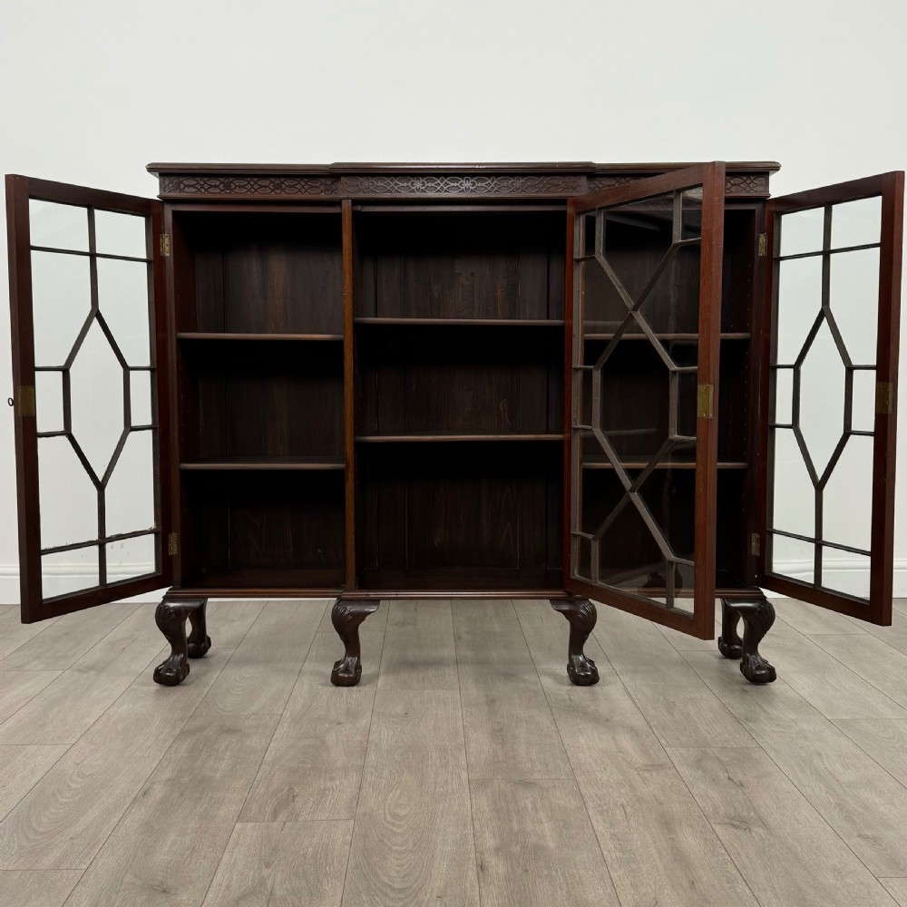 Antique 20th Century Fine Quality Display Cabinet In Mahogany  View II