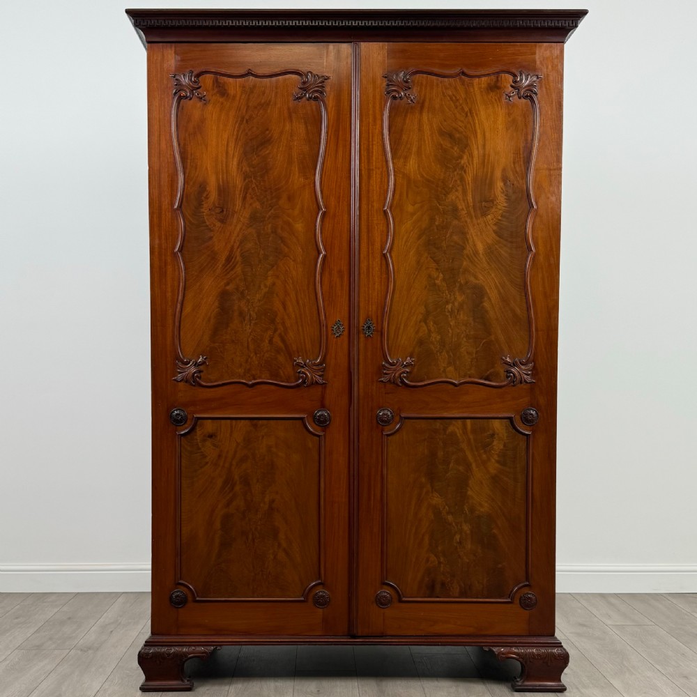 Antique 19th Century Fine Quality Wardrobe In Mahogany 