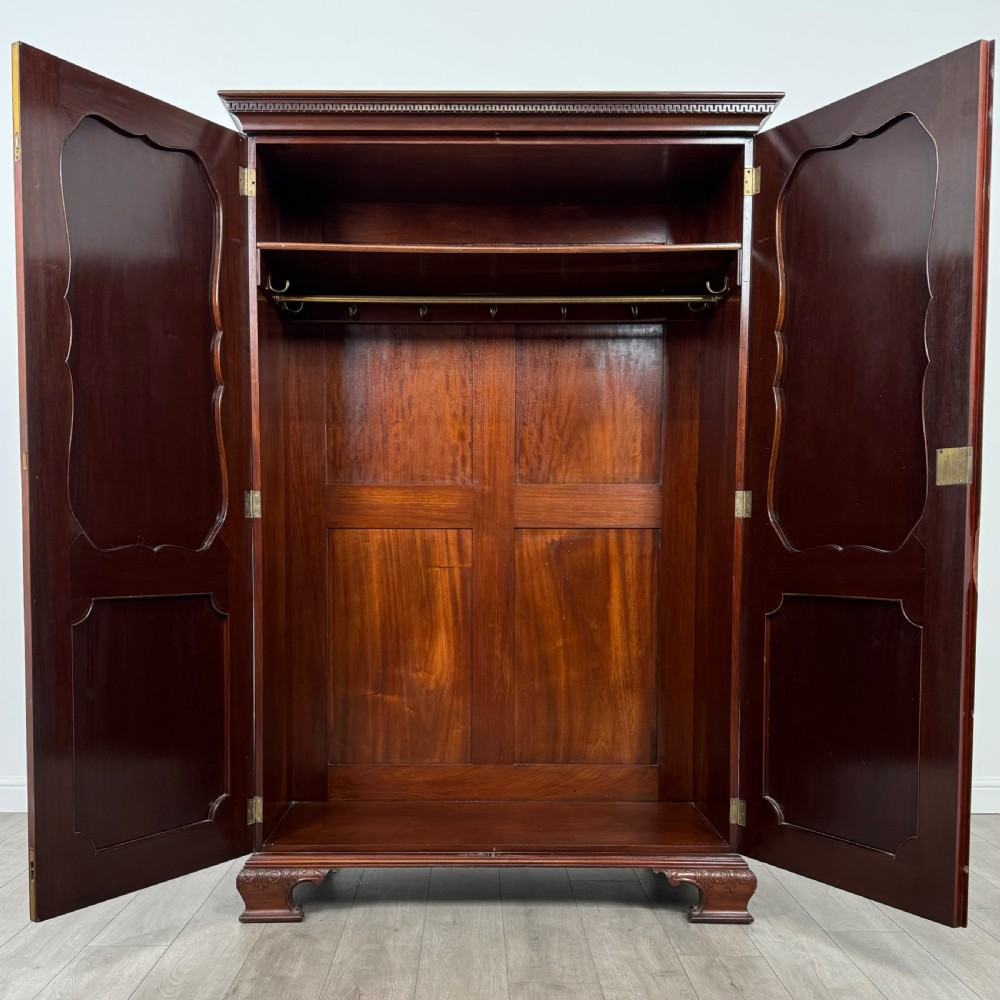 Antique 19th Century Fine Quality Wardrobe In Mahogany  View II