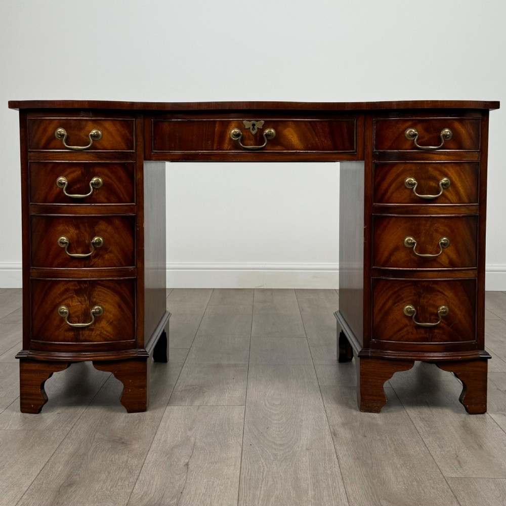  Antique 20th Century Pedestal Desk In Mahogany 