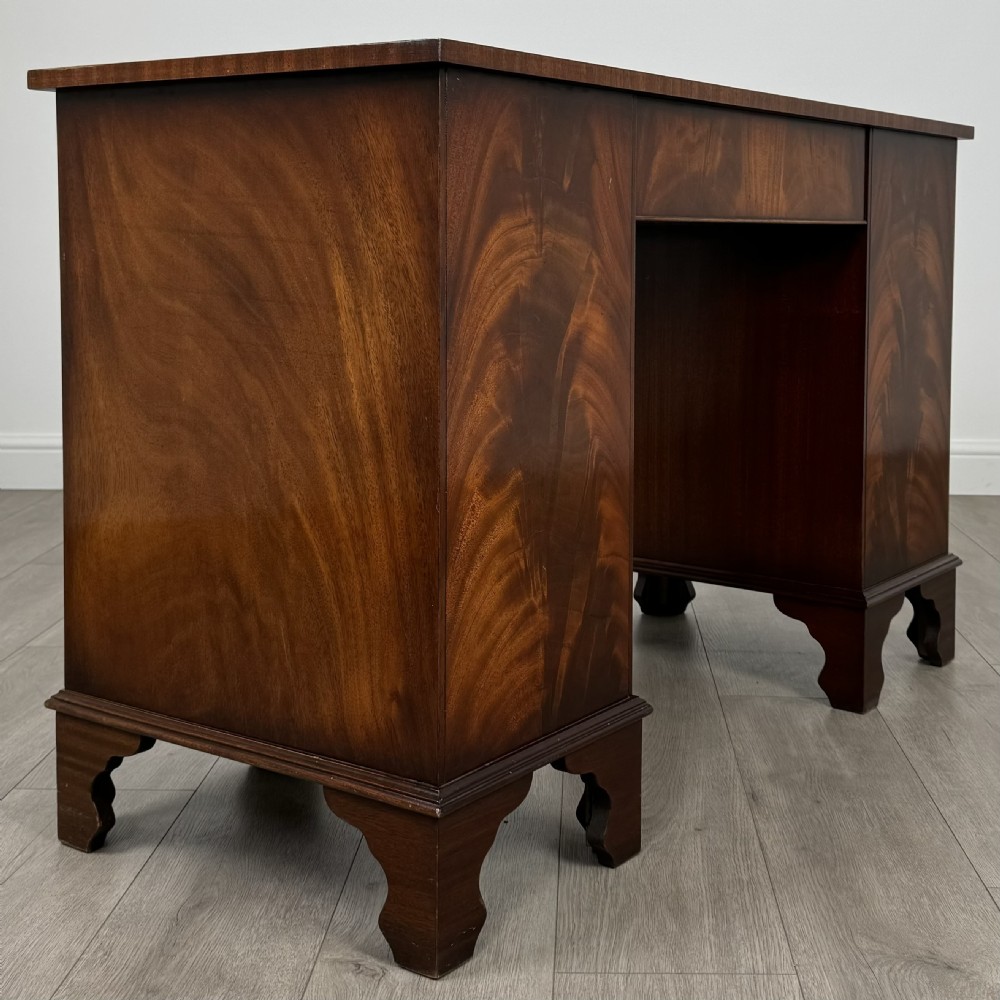  Antique 20th Century Pedestal Desk In Mahogany  View IV