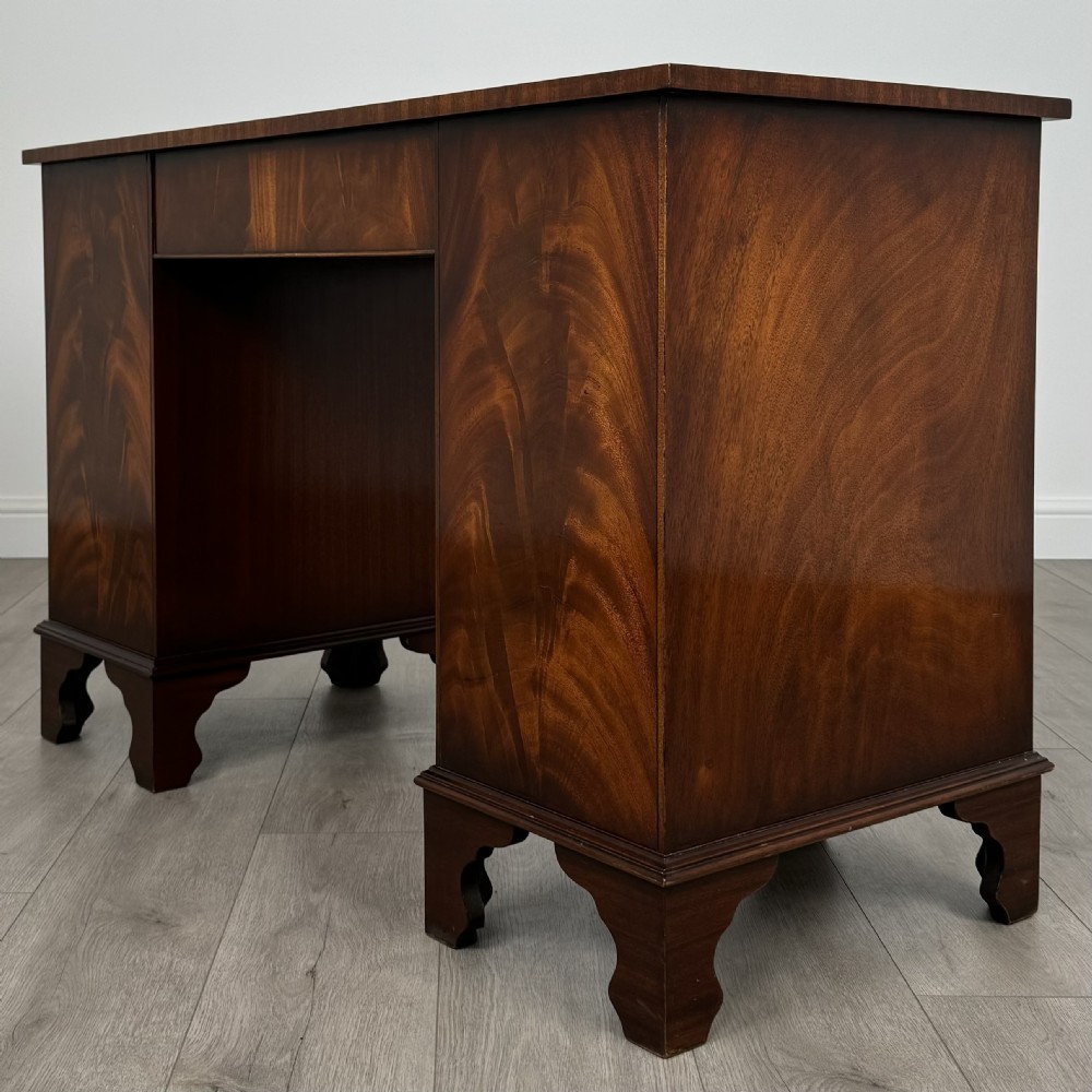  Antique 20th Century Pedestal Desk In Mahogany  View VI