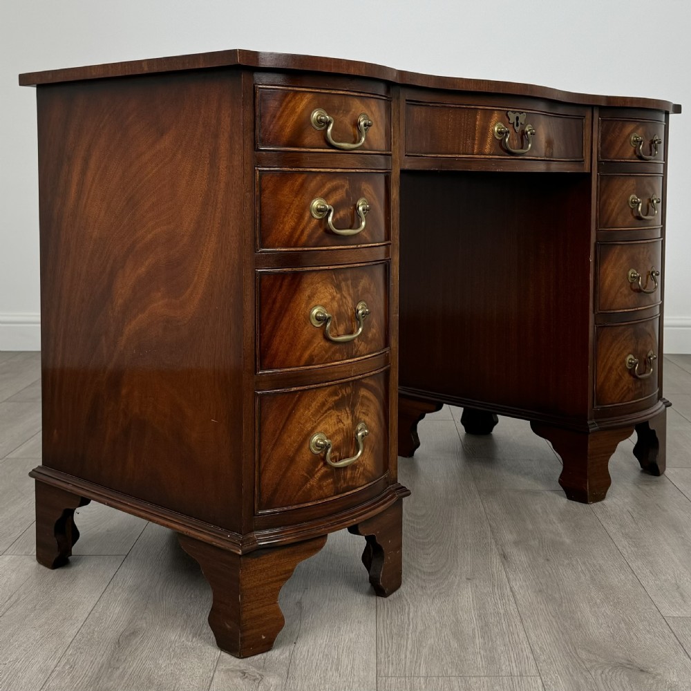  Antique 20th Century Pedestal Desk In Mahogany  View VIII