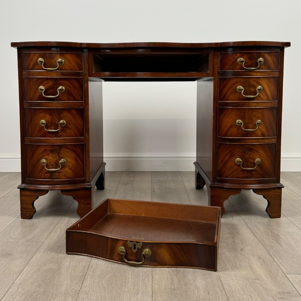  Antique 20th Century Pedestal Desk In Mahogany  View X