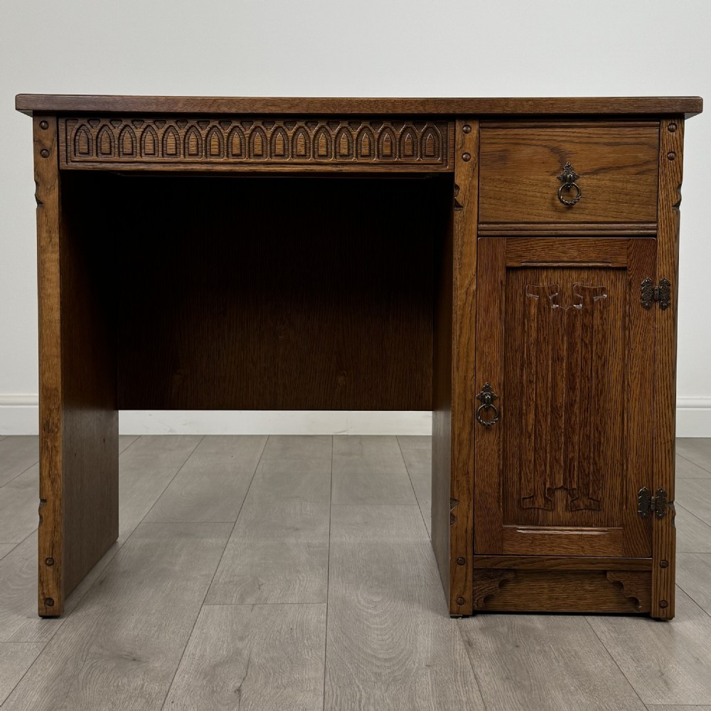 Antique 20th Century Single Pedestal Desk In Oak 