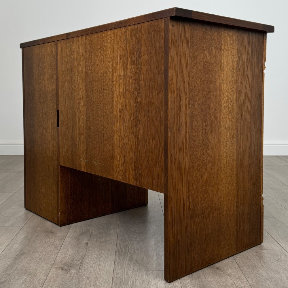 Antique 20th Century Single Pedestal Desk In Oak  View VIII