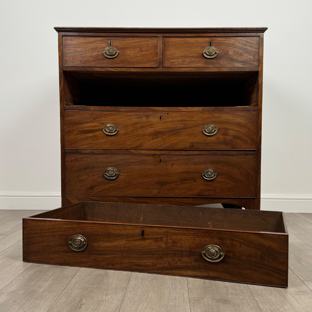 Antique 18th Century Fine Quality Chest Of Drawers In Mahogany  View X