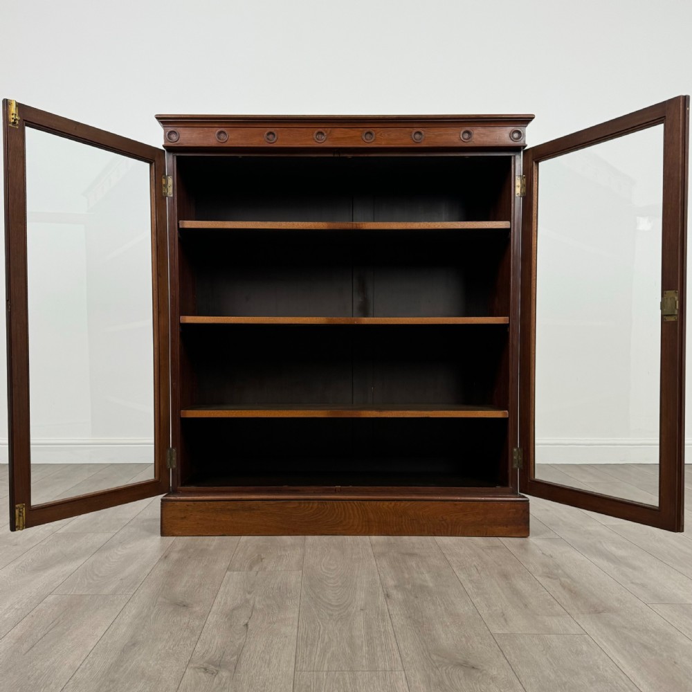 Antique 20th Century Fine Quality Display Cabinet In Walnut  View III