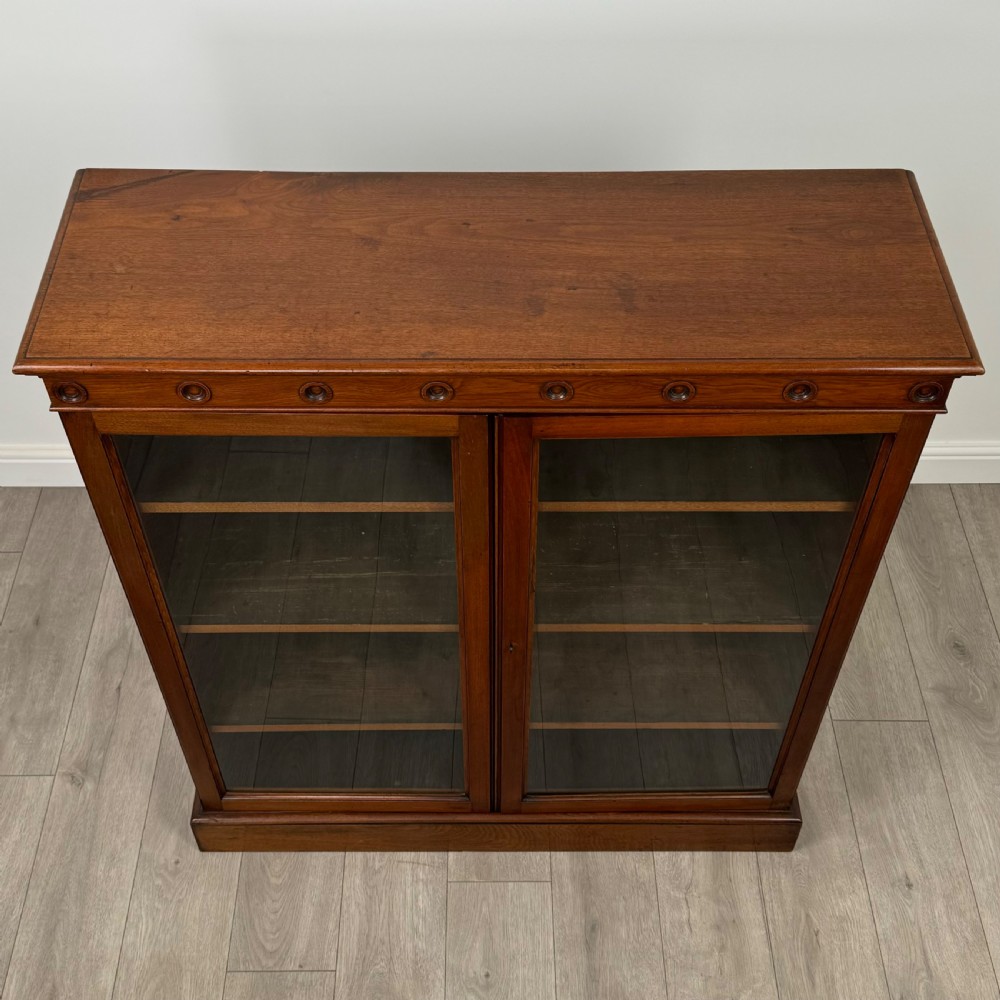 Antique 20th Century Fine Quality Display Cabinet In Walnut  View XI