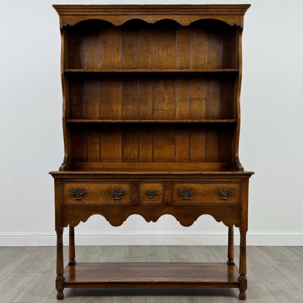 Antique 20th Century Fine Quality Dresser In Oak 