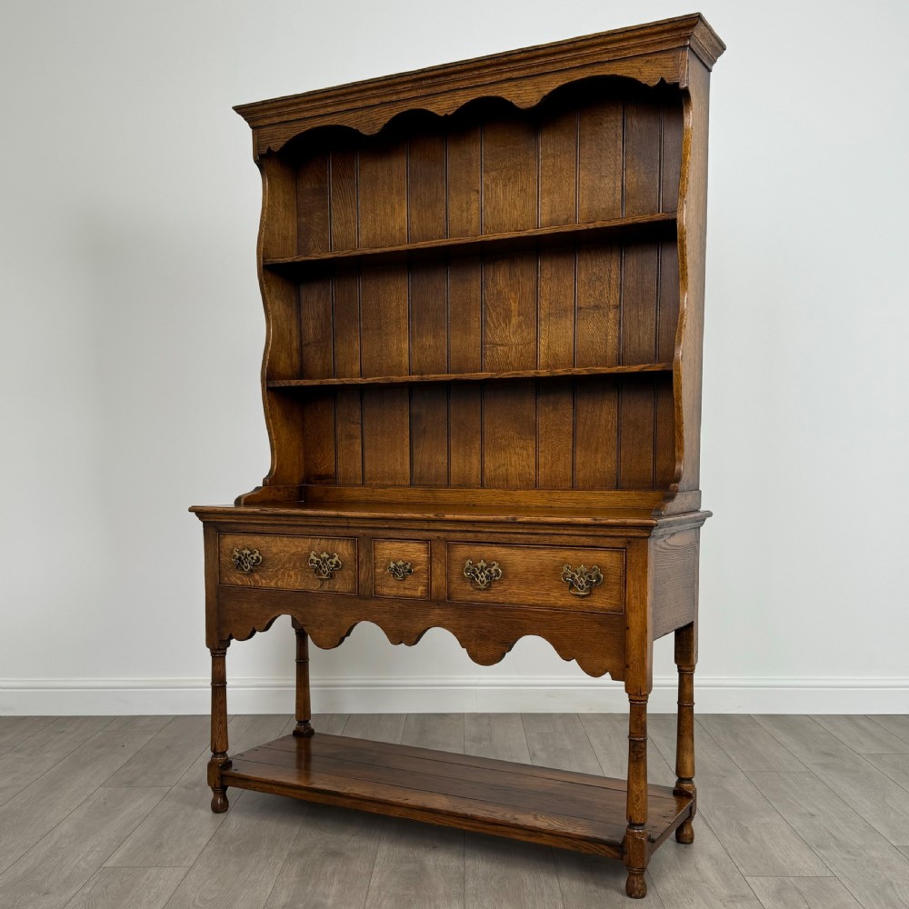 Antique 20th Century Fine Quality Dresser In Oak  View II
