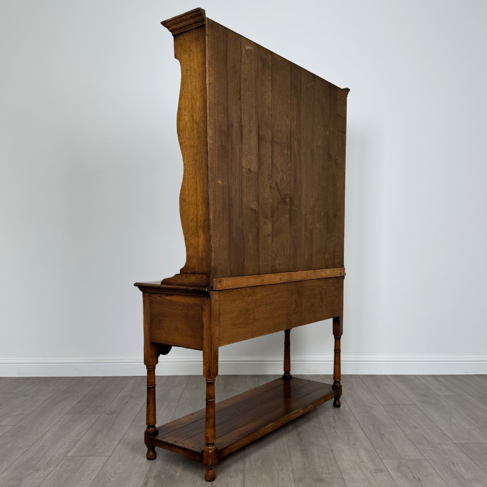 Antique 20th Century Fine Quality Dresser In Oak  View IV