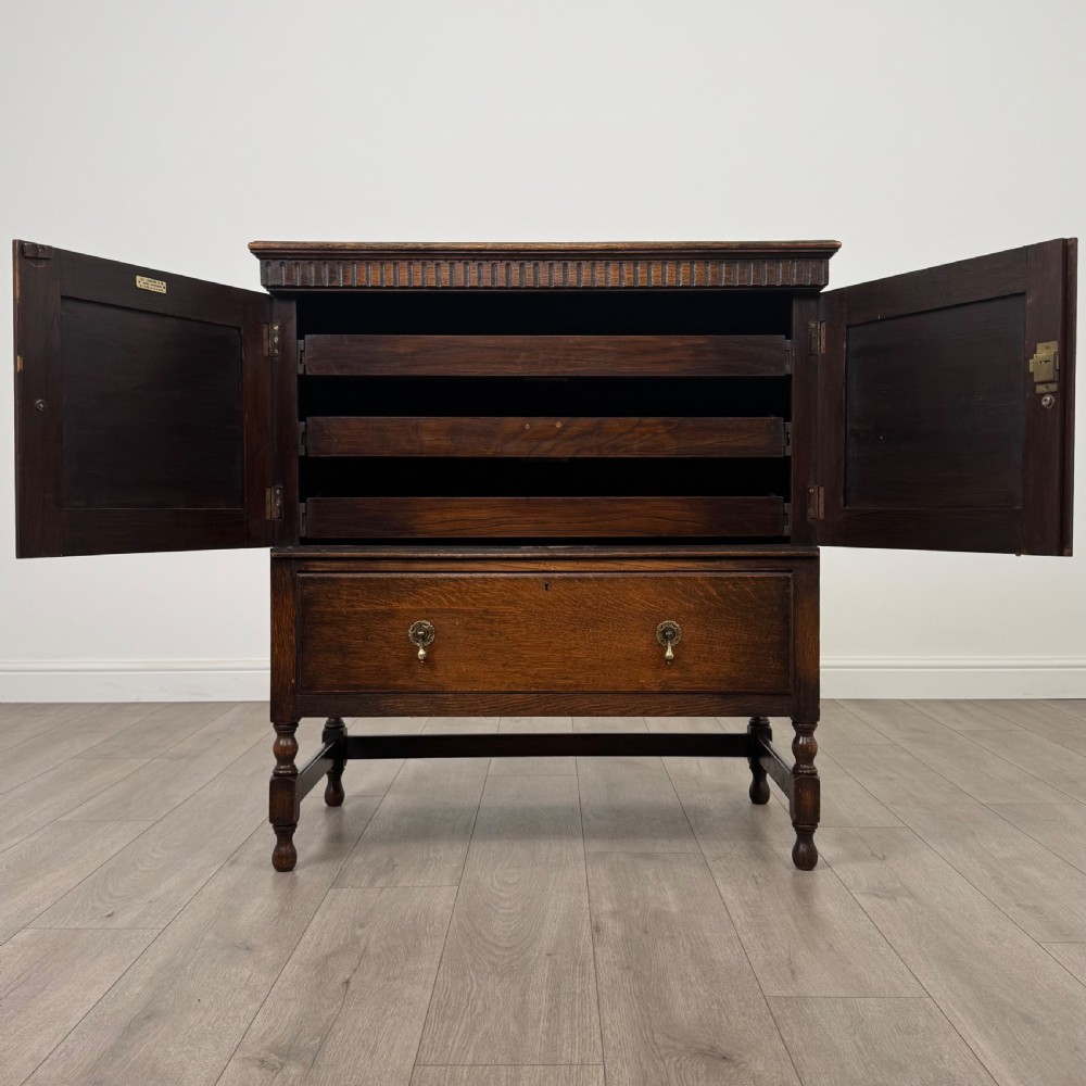 Antique 20th Century Good Quality Fitted Cupboard In Oak  View II