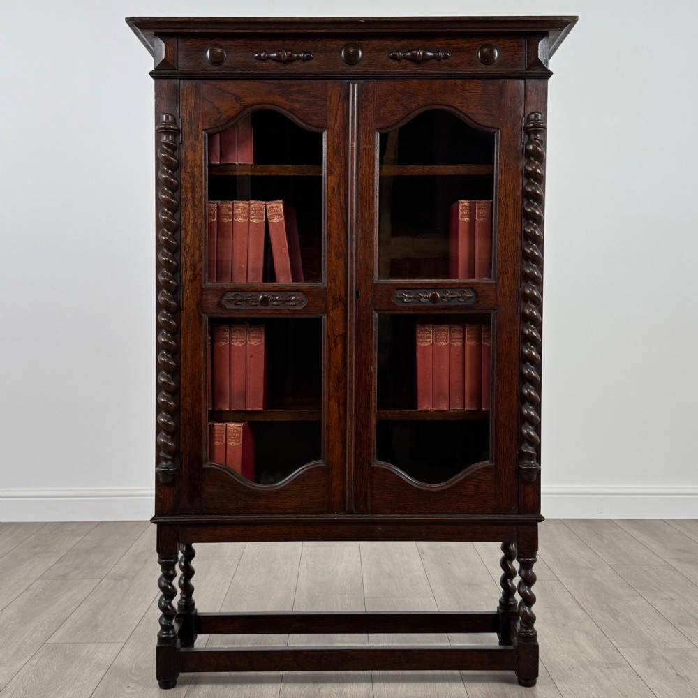 Antique 19th Century Fine Quality Display Cabinet In Oak 